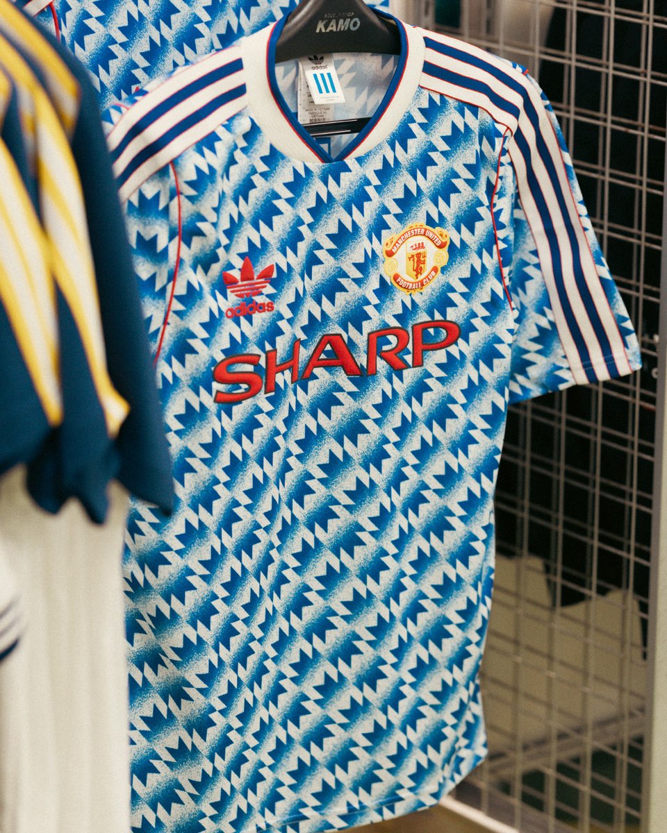 soccershop_kamo's tweet image. マンチェスター・ユナイテッドのBRING BACKコレクションが本日より発売開始✨

「アウェイジャージ 90」や「ウーブンジャケット90」といった、90年代初頭を象徴するファン必見のウェア。

アイテムの詳細はこちら🔽
x.gd/YBBQl

#adidas 
#KAMO