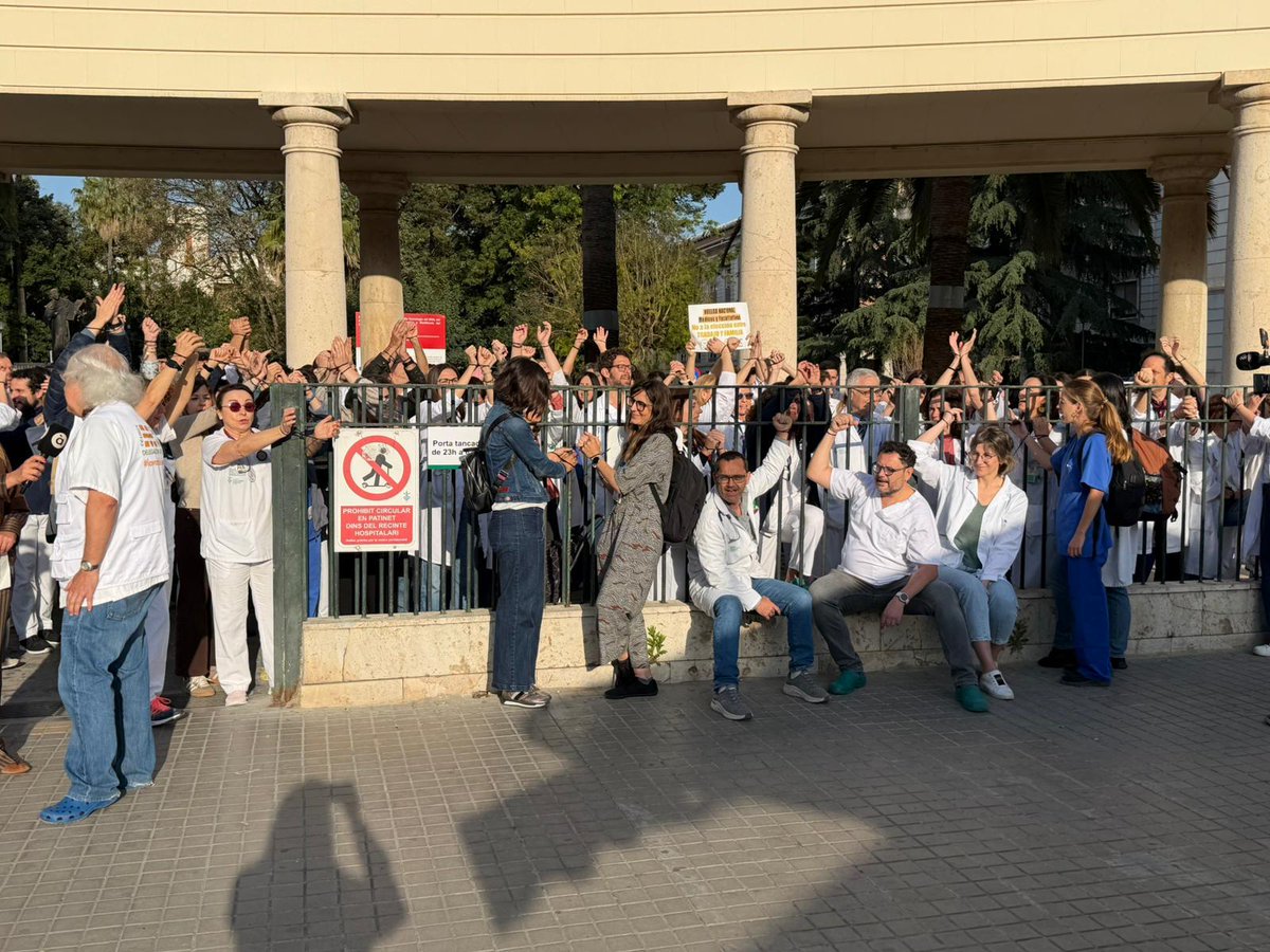 CESM_CV's tweet photo. 📌Hoy segundo día de huelga en este mes de abril, y nuestros compañeros se encadenan en el Hospital General de Valencia ⛓️‍💥⛓️
Gracias compañeros 💪🏻
@cesm_sindicatos https://t.co/ZsgHTJLhZs