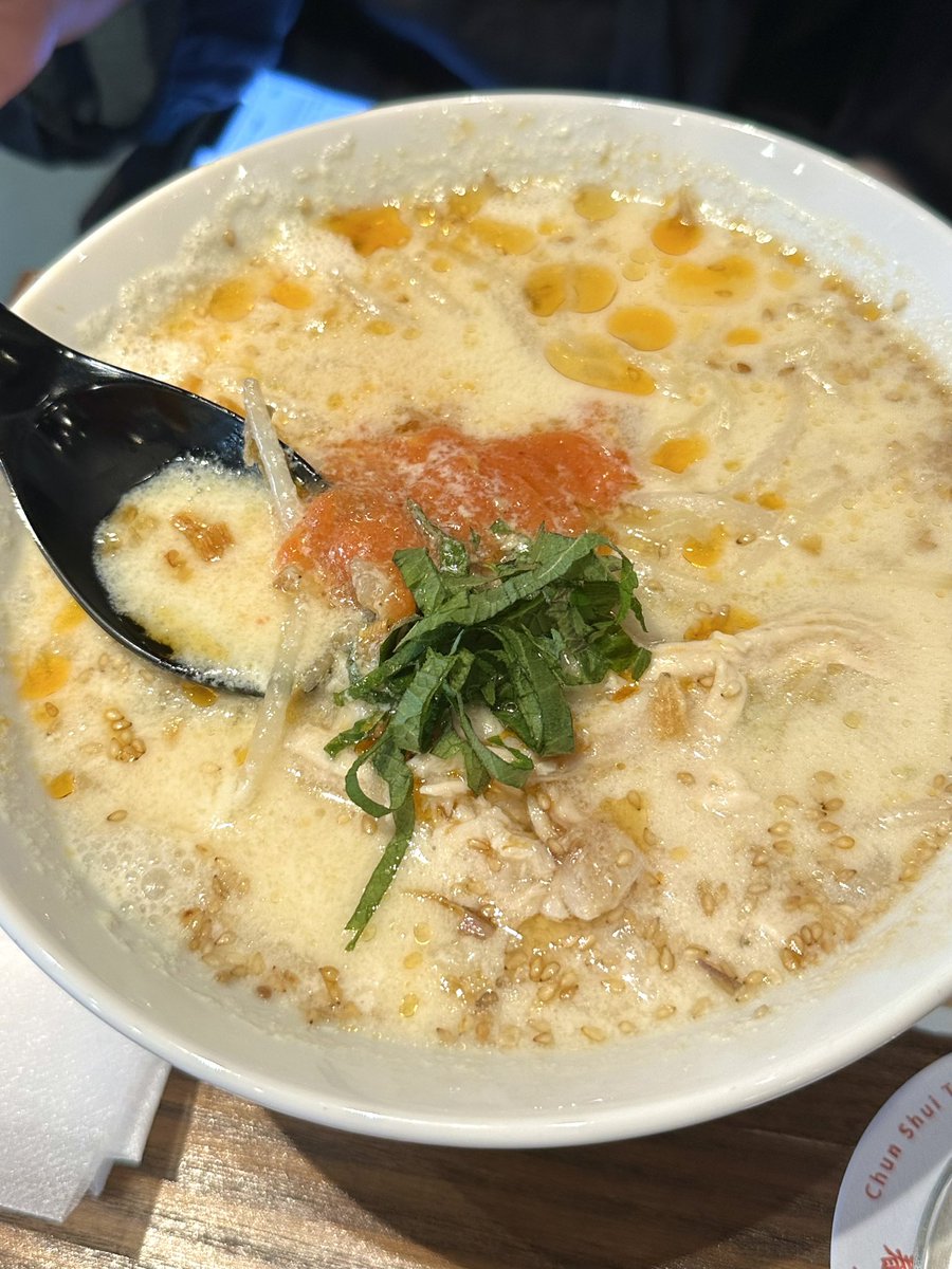 春水堂SNSチームで、今話題の明太豆乳湯麺を食べに行って参りました🔥🍜

スタッフ間でも美味しすぎると発売当初から人気の明太豆乳湯麺🌼
ふわふわふるふるの豆乳×鶏白湯のスープに
蒸し鶏とたっぷりの明太子をトッピング✨
大葉とごま油の香りが後からふわりと訪れます♨️