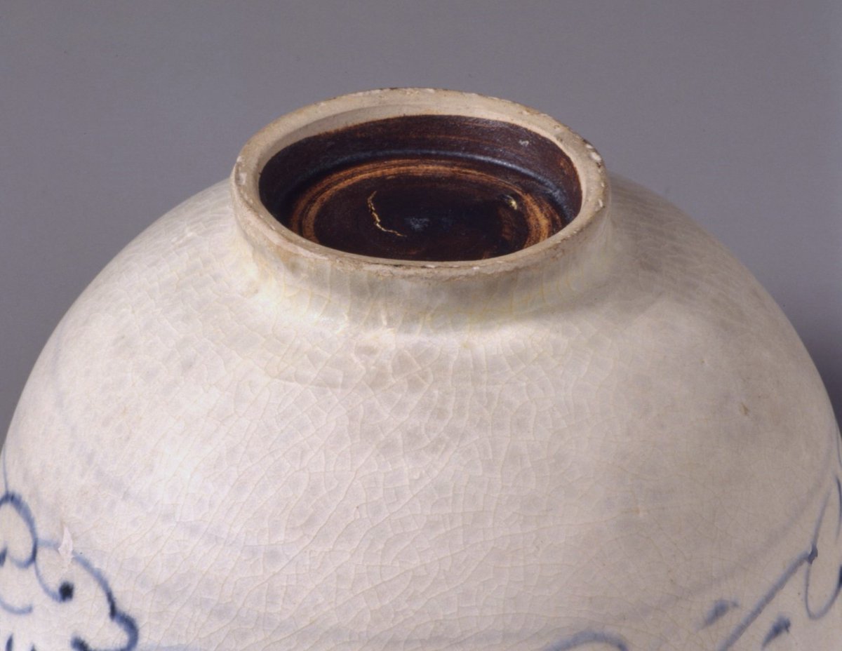 ベトナムで14世紀に作られた《青花草花文鉢》🌸 鉢をひっくり返すと