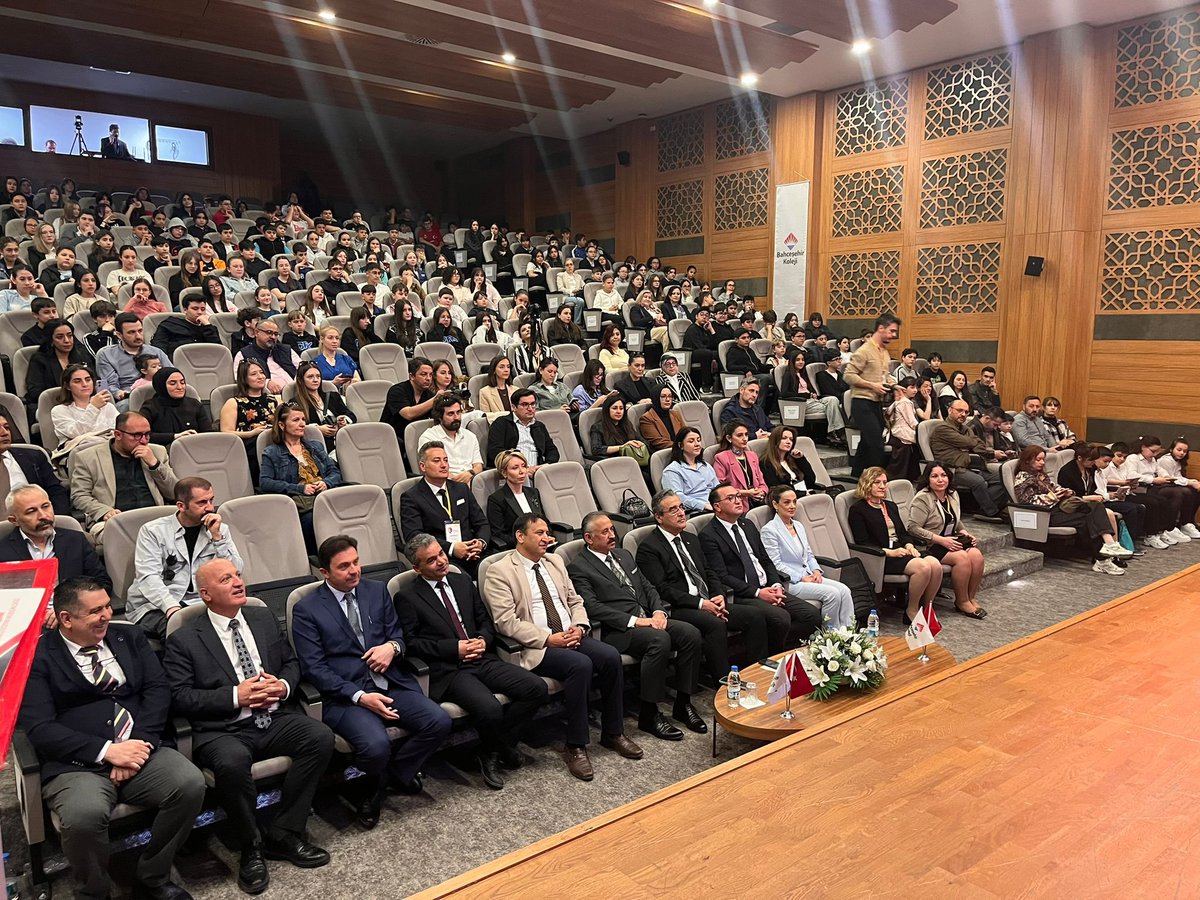 tepebas_g's tweet photo. Kaymakamımız Sayın Sadettin Yücel, Bahçeşehir Koleji'nde düzenlenen Tepebaşı Çocuk Zirvesi programına katıldı. https://t.co/Gy0Cn3pT2x
