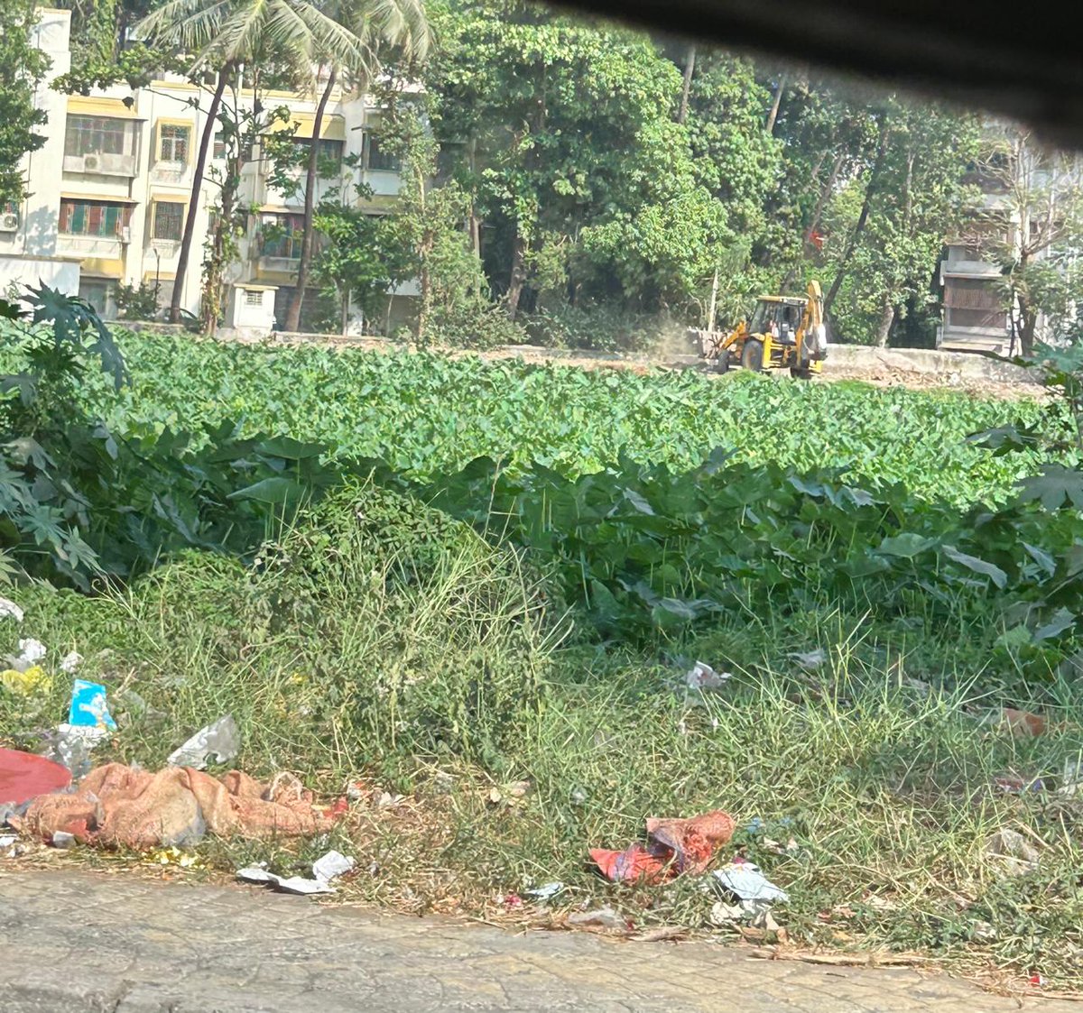 SentinelWachter's tweet image. New roads are approved in Gujarati Trust plots don't eve know whether the owner knows about this adjacent to the #chhedanagar colony in #chembur only for a new redevelopment project coming up in #srinagar by #hiranandani builders @AshwiniBhide @LDO_GoI @CollectorMsd @bombaybench