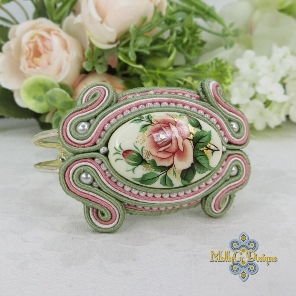 BoostersTbch's tweet image. This is such a beautiful bangle with its fresh colours and rose cabochon at its centre from @MollyGDesigns etsy.com/uk/listing/435… #CGArtisans #earlybiz #shopindie