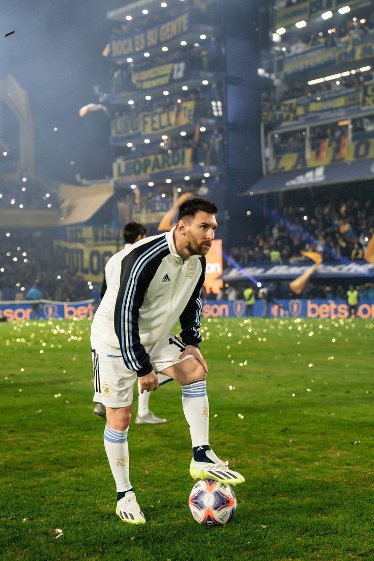 +900’den fazla gol atan tek oyun kurucu.

+400'den fazla asist yapan tek golcü.

Futbol tarihinin en komple oyuncusu.🐐