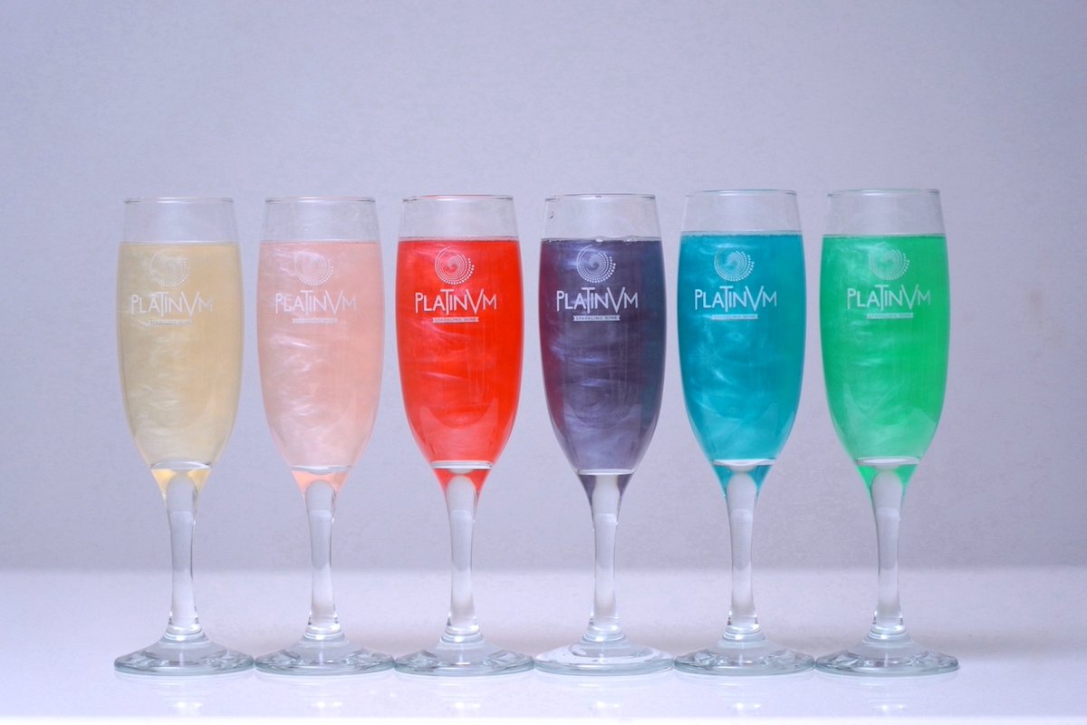 PlatinvmJapan's tweet photo. 6色×6フレーバー。

今日はどれ選ぶ？

#プラチナムフレグランス #飲み比べ #映えドリンク 
#スパークリングワイン #飲み比べ #カラードリンク 
#パリピ酒 #ラメスパ #PR https://t.co/fnMtmcD0L3