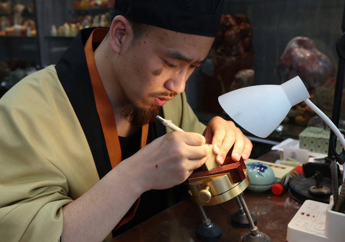 ChinaDaily's tweet image. Artisans are sealing the deal with visitors looking for a signature #souvenir, offering a #gift that blends traditonal craftsmanship with modern whimsy. #FunChina #CulturalJourney psce.pw/8zbe8f

Turn China stories into journeys. #ChinaBound chinabound.cn