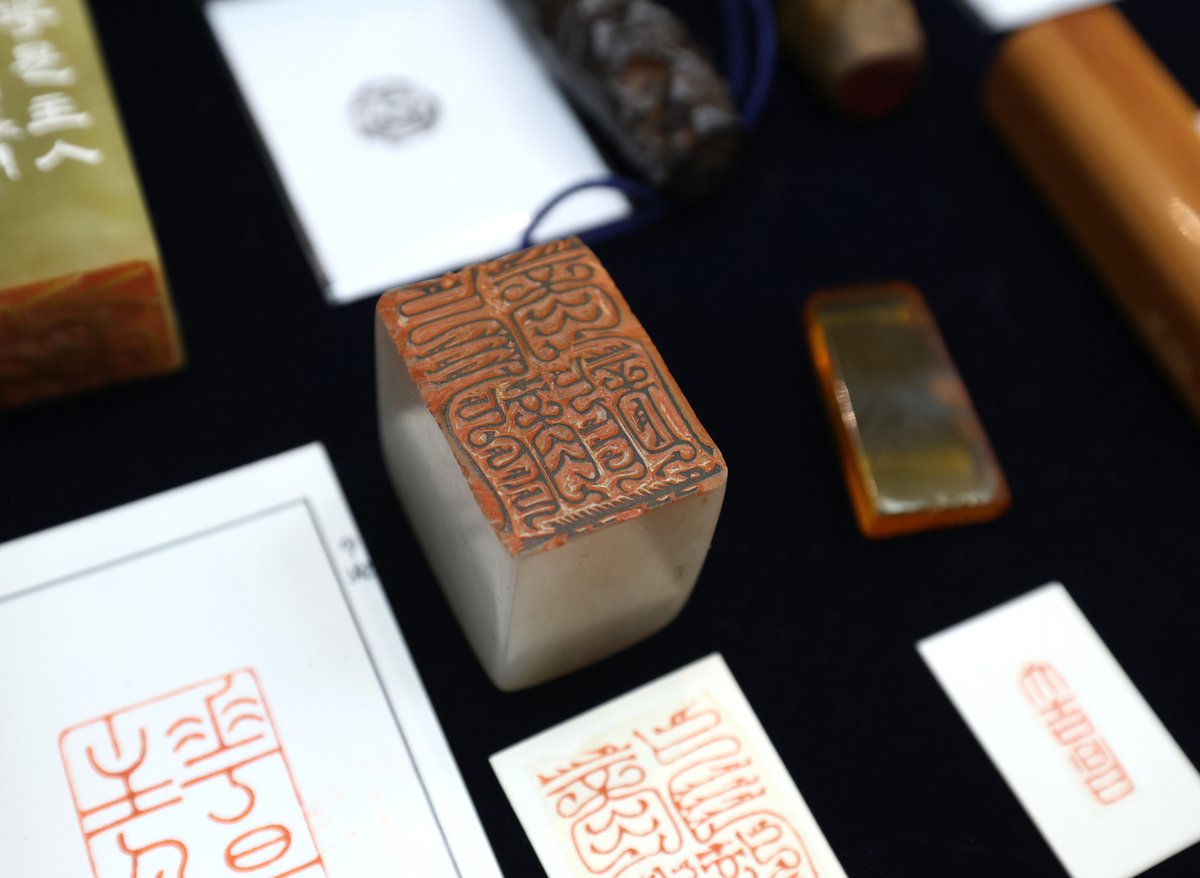 ChinaDaily's tweet image. Artisans are sealing the deal with visitors looking for a signature #souvenir, offering a #gift that blends traditonal craftsmanship with modern whimsy. #FunChina #CulturalJourney psce.pw/8zbe8f

Turn China stories into journeys. #ChinaBound chinabound.cn