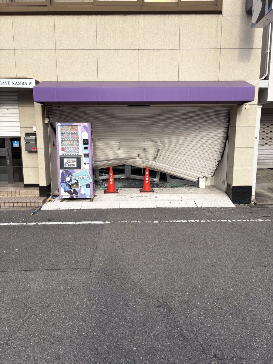 Ryo_Saeba_3's tweet photo. Encore un vol de cartes Pokemon au Japon dans une boutique de cartes à collectionner à Osaka Nipponbashi. Le rideau métallique forcé et l'intérieur saccagé.  

Pourquoi une telle une augmentation spectaculaire des vols de cartes Pokémon ces dernières années ?

Ces cartes sont des cibles idéales car elles sont petites, faciles à cacher et surtout très faciles à revendre via des boutiques spécialisées, des sites de rachat ou des plateformes en ligne. De plus, il est difficile de prouver qu’une carte est volée car il n’existe pas de système de traçabilité fiable.

Avec la flambée des prix des cartes Pokemon et la spéculation, les boutiques de cartes sont devenus une cible privilégiée. Elles ne sont pas toujours équipées pour sécuriser des objets devenus très précieux. Les cartes de grande valeur sont parfois bien protégées, mais celles valant "seulement" quelques centaines d’euros restent exposées en vitrine, ce qui en fait des cibles faciles.

Les magasins n'ont pas les moyens d'investir dans de lourds dispositifs de sécurité. Un coup de marteau sur la vitrine et les voleurs repartent avec une belle somme en quelques minutes.

Parmi les solutions envisagées : améliorer la traçabilité des cartes (photos, identification par IA, base de données des objets volés) et renforcer la coopération entre les acteurs du marché. Comme il est difficile d’intégrer des dispositifs anti-vol dès la fabrication (car ce sont à la base des produits pour enfants), l’effort devrait surtout venir des vendeurs et acheteurs professionnels #Japon #Pokemon