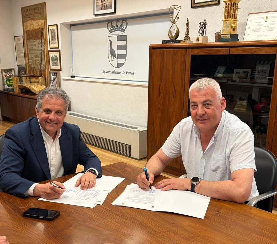 AytoParla's tweet photo. 👮🏾‍♀️👮🥳 Los Alcaldes de #Parla @Ramonjurado y @AytoCasarru Vicente Astillero firman convenio de colaboración para reforzar seguridad de Fiestas locales del municipio vecino, gracias a la intervención de la Policía Local de Parla. https://t.co/hgSNpX9hWF