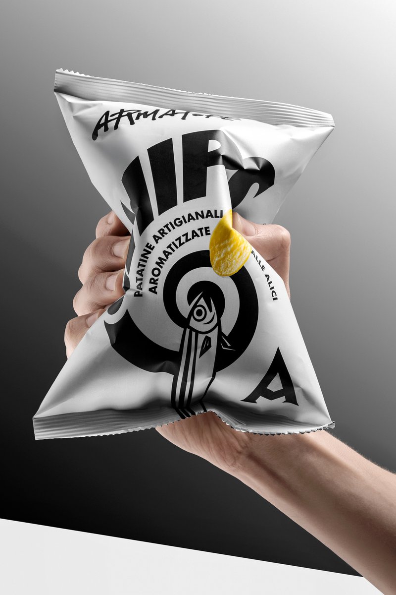 packagings's tweet image. Most #snackpackaging tries to sell you the flavour before you open the bag. 

Armatore does the opposite.

packagingoftheworld.com/2026/04/armato…

#packagingdesign by Lettera 7