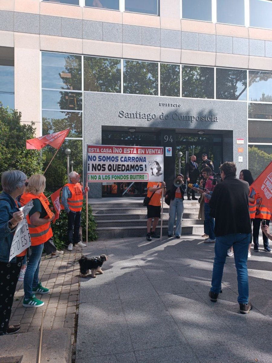 Hoy Blackstone vende al fondo Brookfield por 300.000€ las viviendas que compró regaladas a gobiernos del PP por 68.000€. 

Es hora de que el Estado intervenga y recuperemos las viviendas para el parque público.

Expulsemos a los fondos buitre YA.