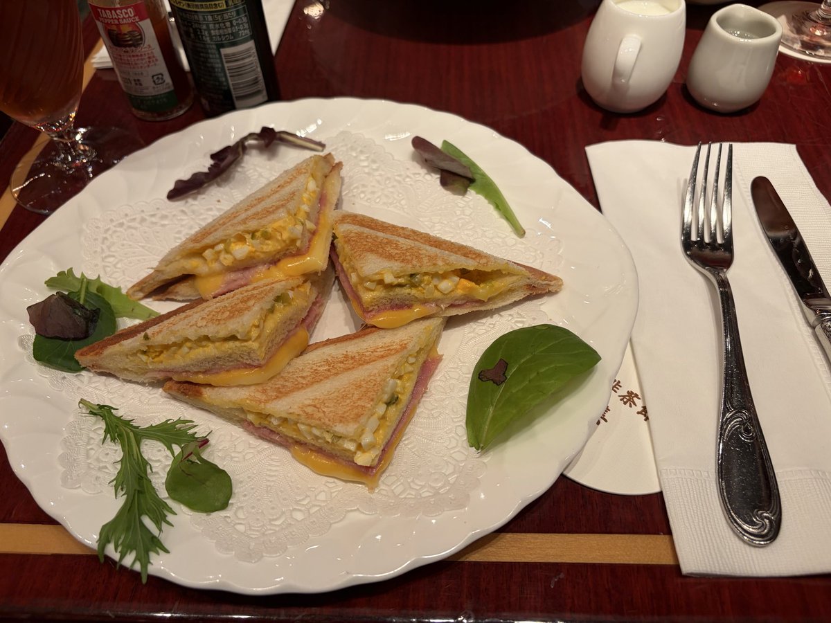東京の喫茶店ではホッドサンドもオシャレですな…
なんだこの周りの草は…