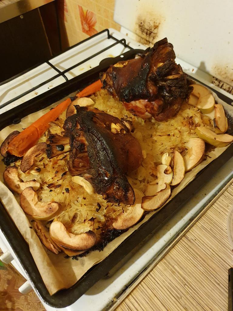 J0hn_3Volta's tweet image. вот на собственном примере показываю прогресс в готовке

слева первый раз готовил рульку
~6 лет назад

и как она получается у меня сейчас
не получалось, злился, матерился, негодовал

работал над ошибками, делал снова и снова

всё приходит с опытом

#едадлянищих 
#comfortfood