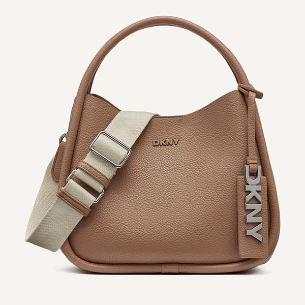 taswiquhonline's tweet image. 🏜️ Dune-brown leather. Shoulder-stride flow. Compact grace.
This bag doesn’t follow trends — it is your quiet horizon.
✨ Code: M7 (DKNY)
👉 taswiquh.com/uuxcpi
KSA, UAE, Kuwait | Since Sep 12, 2024
Light as desert wind (14.5 oz)
#DKNY #CarryYourSilence