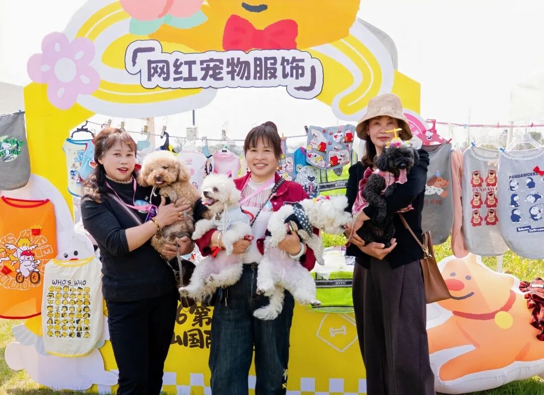 Spring is short — but the joy of running through fields, sipping lattes with your four-legged friends, and camping together? That lasts forever.
Meadows, train rides, coffee dates, and even supermarket boarding — your pet-friendly paradise is right here in Huishan district in Wuxi.