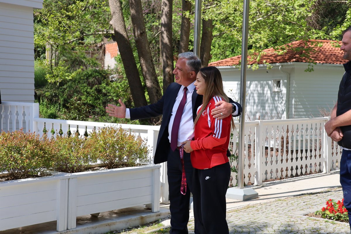 termalbld's tweet photo. Büyükler Avrupa Şampiyonası’nda önemli bir başarıya imza atan Termal Belediye sporcumuz Tuba Demir, üstün performansıyla Avrupa üçüncüsü olarak bronz madalya kazanmıştır. Bu gurur verici başarının ardından sporcumuzu belediye personelimizle birlikte coşku ve gurur içerisinde karşıladık. Azmi, disiplini ve elde ettiği derecesiyle bizlere büyük bir mutluluk yaşatan Tuba Demir’i tebrik ediyor, başarılarının artarak devam etmesini diliyoruz.