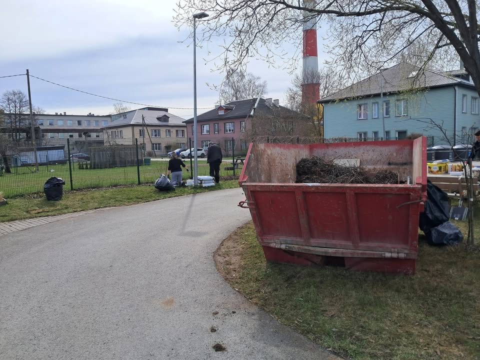 EKUK_KLAB's tweet photo. Esteetilise töökeskkonna ja töötajate heaolu vaheline seos on teaduslikult korduvalt tõestatud! 

Näiteks 2010. aastal tehtud uuringust selgus, et töötajad, kellel lubati oma töökohta ise kaunistada oma äranägemise järgi, olid 32% produktiivsemad kui need, kes töötasid rangelt reglementeeritud kontorites. Seega füüsiline keskkond mõjutab otseselt meie kognitiivset võimekust, stressitaset ja emotsionaalset seisundit.

Sestap haarasid paljud meie Marja tänava maja kollektiivist tööriistad ja asusid õue korrastama. 
Kevadtalgute tulemus:
- uued või värske mullaga kosutatud vanad taimed, 
- hulgaliselt kokkukorjatud talvest jäänud sodi, 
- puhtad teed,
- rõõmus meel tehtud tööst ja koosveedetud ajast!

Aitäh kõigile talgulistele!