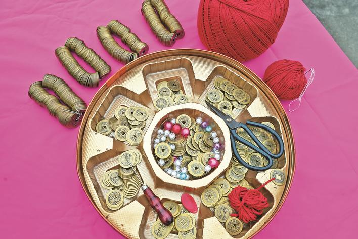 Hakka_Voices's tweet image. 81-year-old Grandma Wang Jindi has inherited the copper coin weaving craft for over 30 years. This craft, dating back to the Qing Dynasty, is the municipal ICH of Sanming, embodying sincere blessings for warding off evil spirits, bringing good fortune and peaceful lives. #ICH