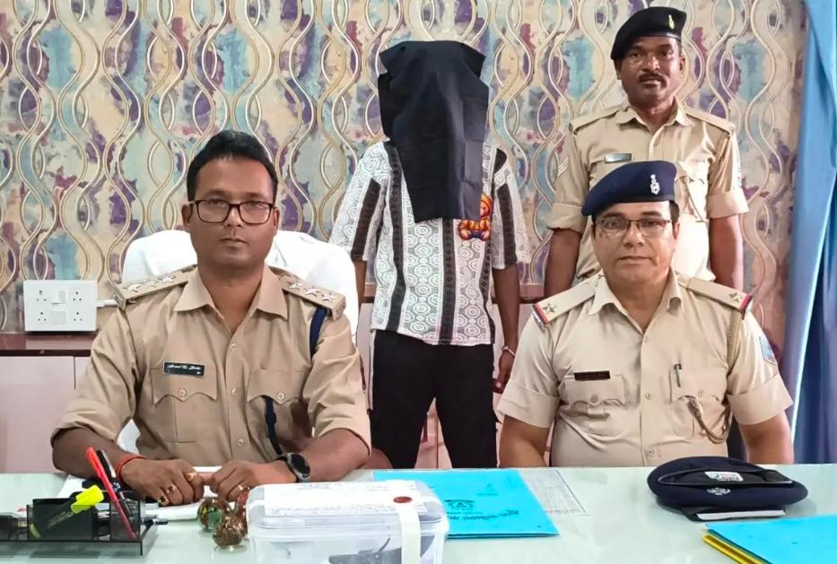 prabhatkhabar's tweet photo. झारखंड: चांडिल के कपाली ओपी पुलिस ने गुप्त सूचना पर कार्रवाई करते हुए एक युवक को अवैध हथियार के साथ गिरफ्तार किया है. आरोपी के पास से देसी कट्टा और जिंदा कारतूस बरामद हुआ है.
#Jharkhand #Chandil #PrabhatKhabar #प्रभातखबर https://t.co/tRFyfM8i09
