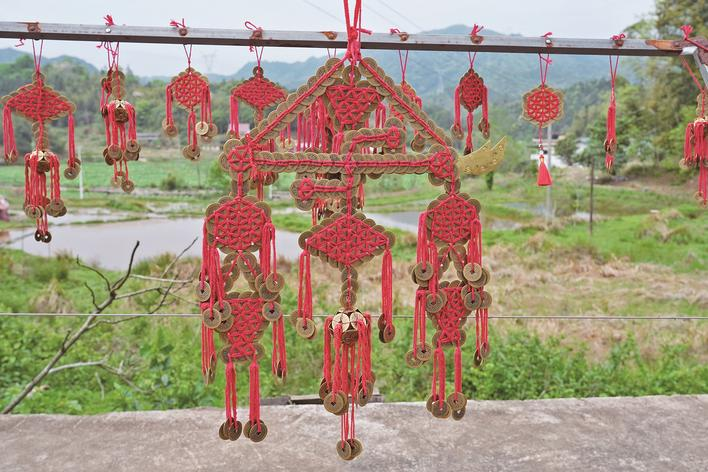 Hakka_Voices's tweet image. 81-year-old Grandma Wang Jindi has inherited the copper coin weaving craft for over 30 years. This craft, dating back to the Qing Dynasty, is the municipal ICH of Sanming, embodying sincere blessings for warding off evil spirits, bringing good fortune and peaceful lives. #ICH