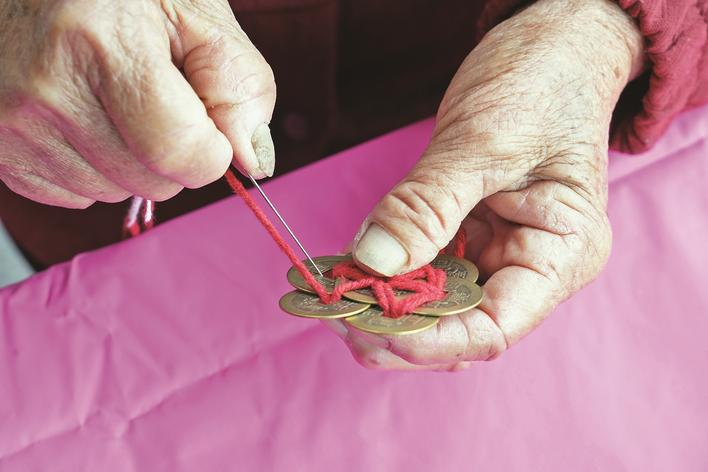 Hakka_Voices's tweet image. 81-year-old Grandma Wang Jindi has inherited the copper coin weaving craft for over 30 years. This craft, dating back to the Qing Dynasty, is the municipal ICH of Sanming, embodying sincere blessings for warding off evil spirits, bringing good fortune and peaceful lives. #ICH