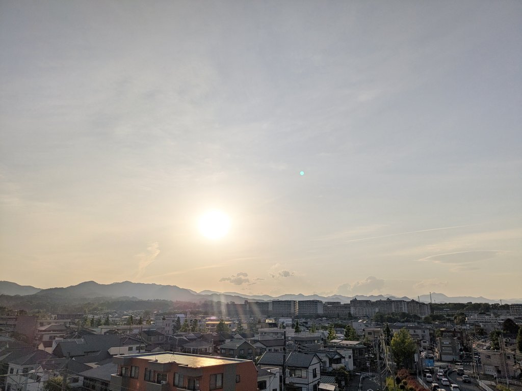 ViolaObtusa's tweet image. #イマソラ
#夕日 #夕陽
#中央本線 #E233系 

市内某マンション五階から見た午後五時半少し前の空模様…と、上下の中央線電車。

　1764T/1627T
　　西八王子〜高尾