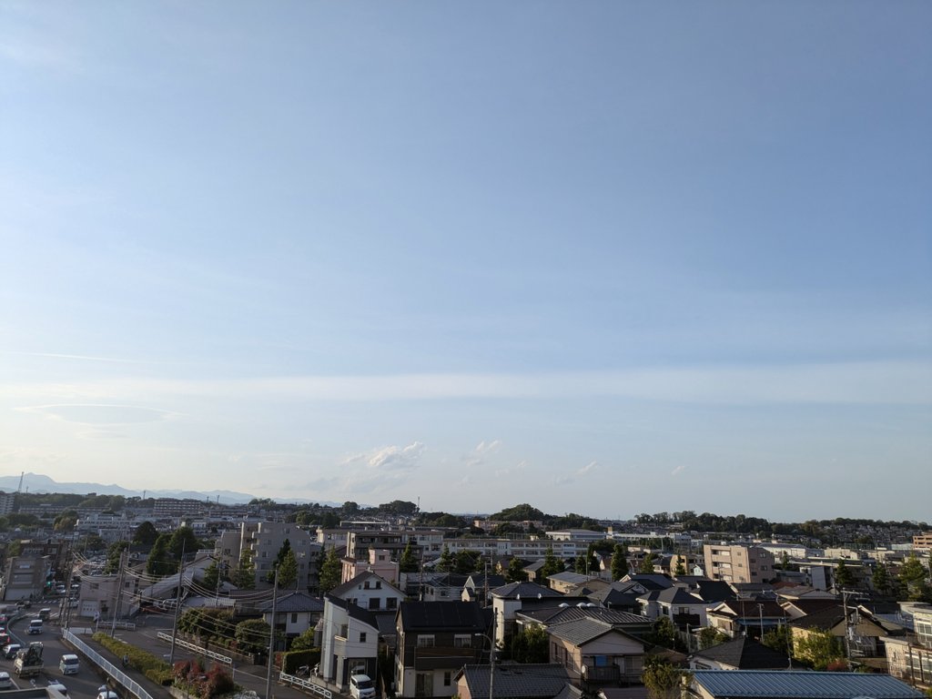 ViolaObtusa's tweet image. #イマソラ
#夕日 #夕陽
#中央本線 #E233系 

市内某マンション五階から見た午後五時半少し前の空模様…と、上下の中央線電車。

　1764T/1627T
　　西八王子〜高尾