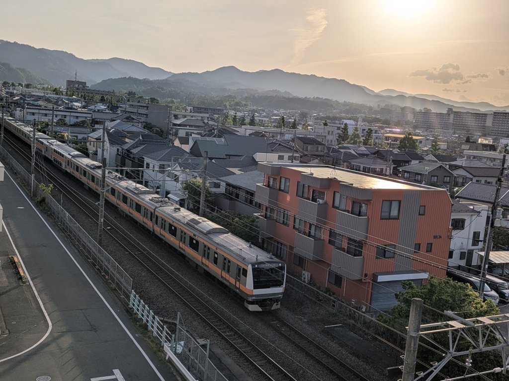 ViolaObtusa's tweet image. #イマソラ
#夕日 #夕陽
#中央本線 #E233系 

市内某マンション五階から見た午後五時半少し前の空模様…と、上下の中央線電車。

　1764T/1627T
　　西八王子〜高尾