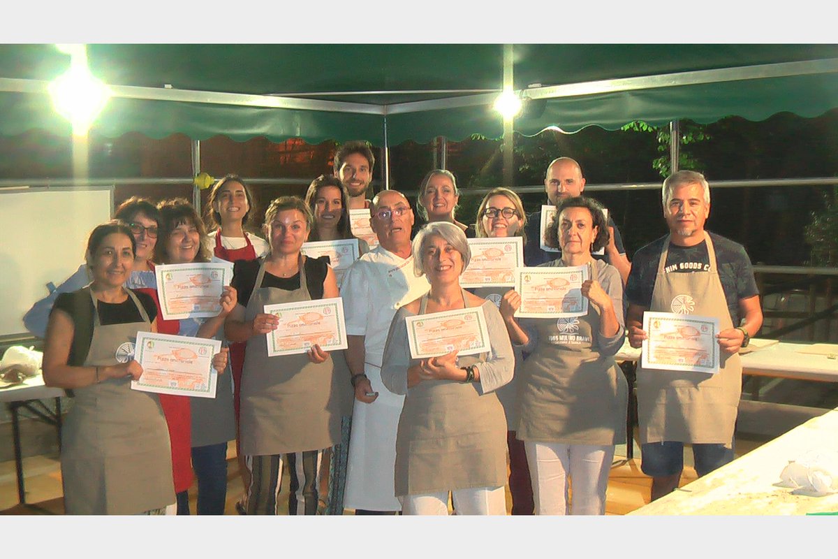 RenatoAndr97342's tweet image. Foto di gruppo del corso amatoriale organizzato da APM e il molino Bravi - Cingoli luglio 2022.
#associazionepizzaiolimarchigian #Pizza #pizzaitaliana #corsopizzaiolo #CorsoPizza #corsopizzaioli pizzamarche.org/it/node/1047