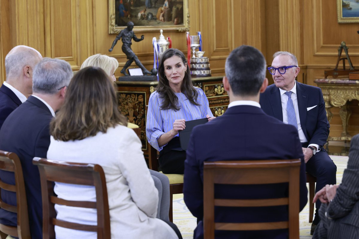 CasaReal's tweet photo. La Reina recibe en audiencia a una representación de los miembros que forman parte de la Cátedra Carlos I de Políticas Públicas, creada recientemente, así como a un grupo de expertos del Observatorio Legislativo de Enfermedades Raras y Medicamentos Huérfanos, que ha cumplido su quinto aniversario.

➡️https://t.co/gu1fKrJoFB