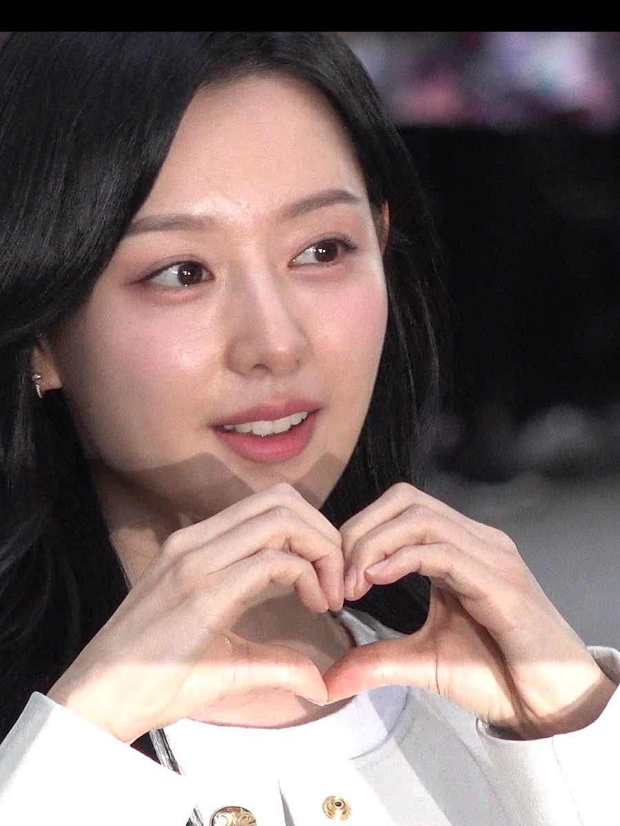 soogee1619's tweet photo. Woneday: Kalimat yang membuatmu lebih kuat atau bahagia?

🐝             : “Semuanya akan berlalu.” 
Baik kesedihan maupun kebahagiaan akan lewat, dan itu membuatku lebih kuat dan damai.
#kimjiwon https://t.co/NHwME42HoK