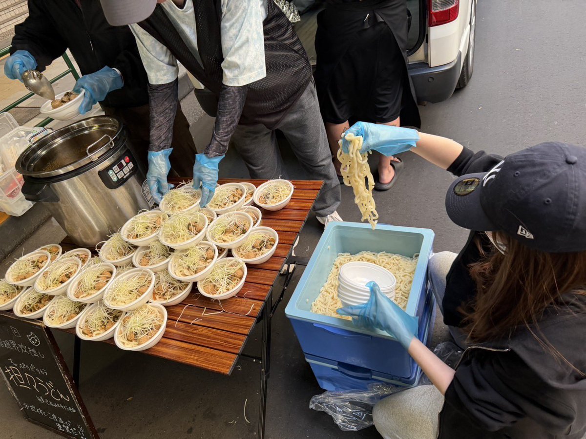 ShinjukuSokai's tweet photo. 本日の炊き出しは白髪ねぎガチ盛り坦々うどん。
生姜もたっぷりでポカ辛になる特製うどん。
BAR不知火 @BARSHIRANUI からマスターが手伝いに来てくれた。フォロワー大募集中との事なので応援してあげてください。 https://t.co/2fZ3wlGqHV