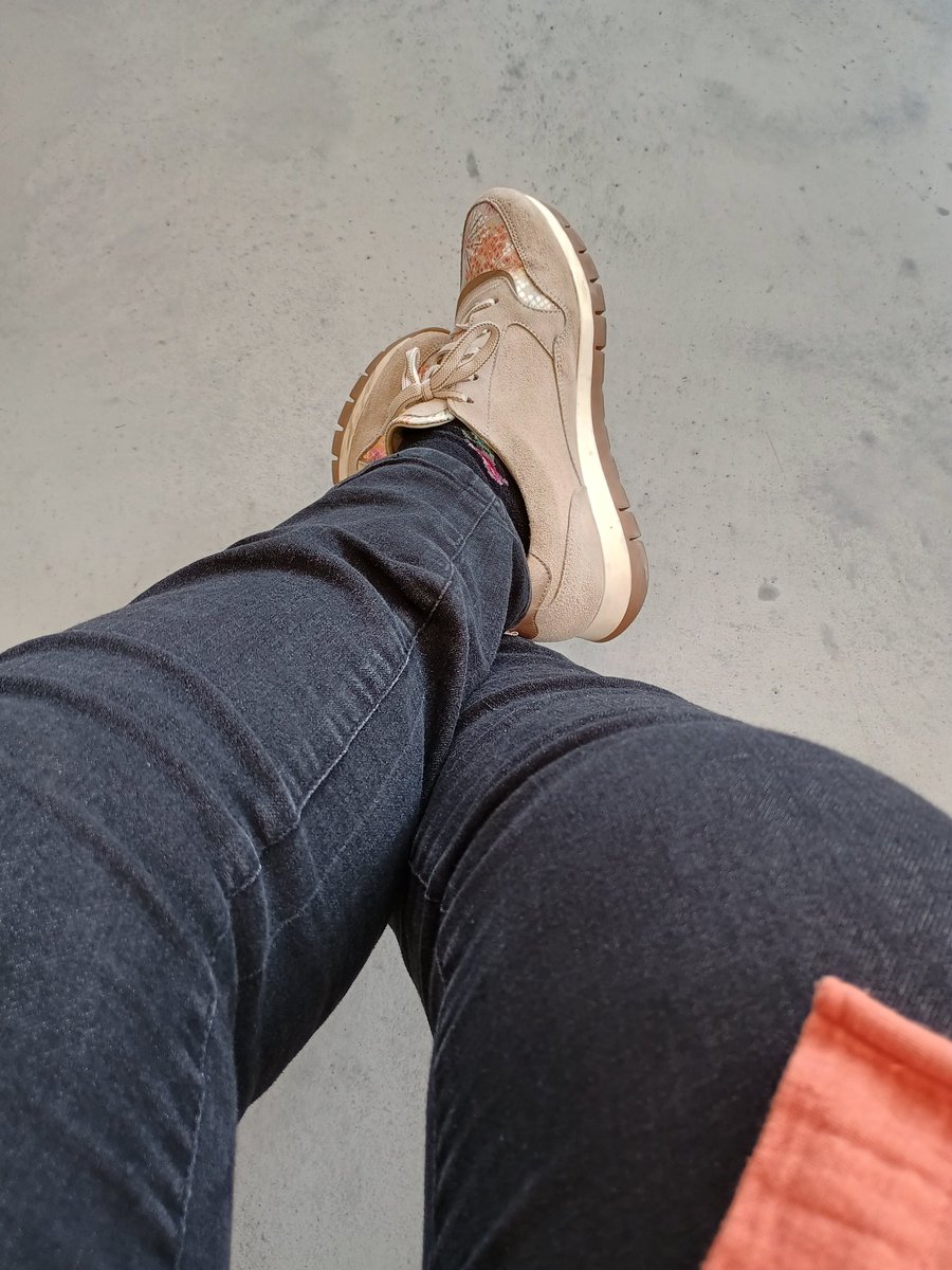 Wazifubo. Hab ein halbes Jahr auf den Termin gewartet, jetzt sitzen hier schon 20 Leute. Seufz.