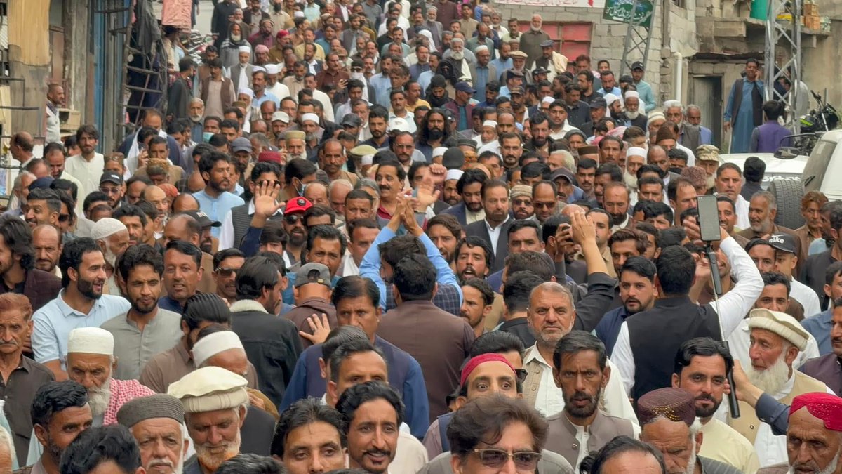 sardar9999's tweet photo. باغ۔
عباسپور،حویلی، کہوٹہ وزیر اعظم  آزاد کشمیر فیصل  راٹھور کے گھر کیطرف جانے والی مین شاہراہ کی  روانی مکمل طور پر بند  باغ سے حویلی کہوٹہ کے تمام راستے اس وقت بند ہیں۔ 
 عوامی منصوبے بند ہونے کی وجہ سے 
حکومت مخالف احتجاج جاری
@PMofAJK https://t.co/3eLqYVGTfg