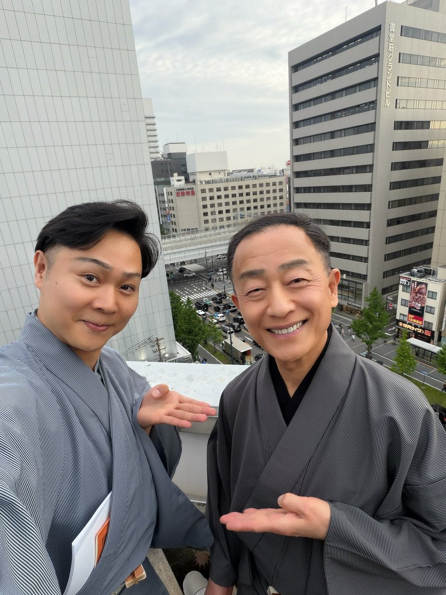 orinosuke02's tweet photo. 昨日は師匠のお誕生日でした❗️

いつまでも元気���いて下さい���😊

#上村吉弥 https://t.co/jHm4RvrMsJ