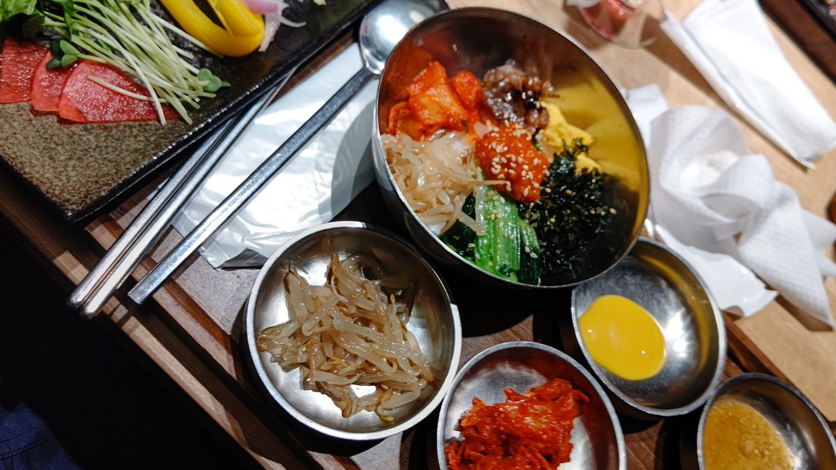 7838ino1's tweet image. 今、姫と友達と韓国料理を食べに来たら、素敵な音楽が！
なんとジュノのDid You See The Rainbow?が。
めちゃくちゃ幸せ💛

 #Junho
 #韓国料理
 #韓と米