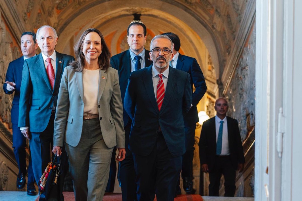 ARo4375's tweet image. Dile eso al pollo carvajal o al tuerto andrade, o a los Miles de familiares de chavistas a los que #USA y los gringos lavadolares lleva cabroneando desde 1998. Si robaste millardo$ compras hasta la hija del juez, pero si robas una gallina vas preso cadena perpetua. 40 Millardo$.