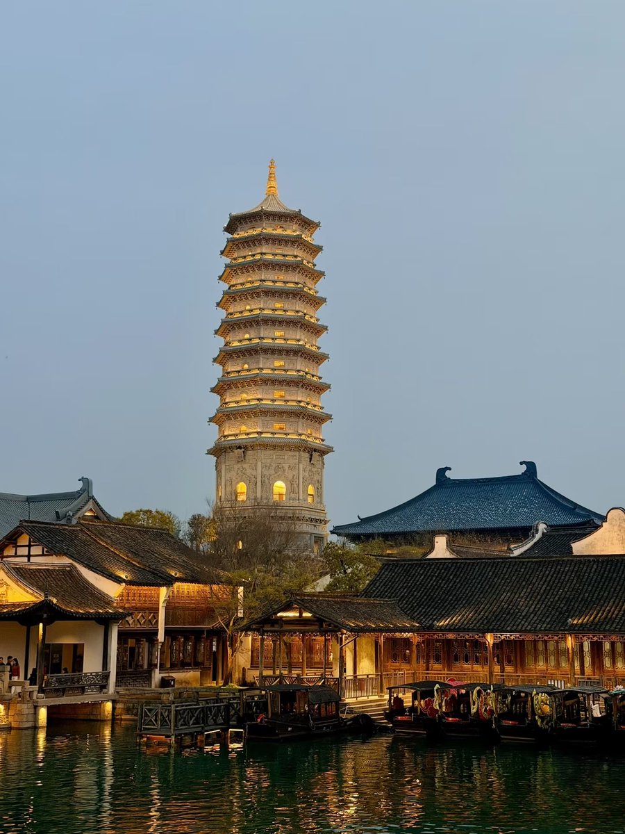 Jiascinating's tweet image. Puyuan’s dreamy evening scene ✨

Illuminated pagoda, wooden boats, and ancient water town vibes.

Wanna experience the atmosphere here through inbound tourism?

📸 @糕糕〇〇

#PuyuanAncientTown #JiangnanVibes #NightView