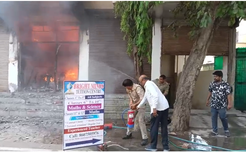 bstvlive's tweet image. आगरा : ई-स्कूटी बैटरी की दुकान में लगी आग

➡भीषण आग से मौके पर अफरा तफरी
➡पुलिस और फायर ब्रिगेड मौके पर
➡आग बुझाने का प्रयास लगातार जारी
➡कमला नगर के शांति प्लाजा का मामला

#Agra #FireNews #UttarPradesh @agrapolice