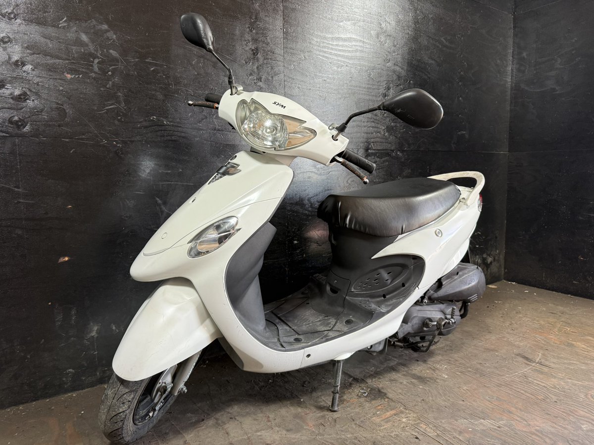 オートショップable 02101315T SYM KAZE50 白 関東圏内 即日配送 激安配送料金3000円〜。 他にも多数出品中！！オートショップableで検索♩ 修理や買取も可能です！クレジット分割、代引き支払い可能！平均在庫日数3日 業者卸にも オートショップable - オートショップable added a new photo.