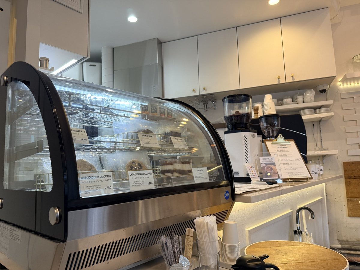 84Lps's tweet image. 恵比寿 NEM

白を基調とした店内でいただくのはむちむちのキャロットケーキ。手書きのメッセージが嬉しい

#カフェ #海月珈琲