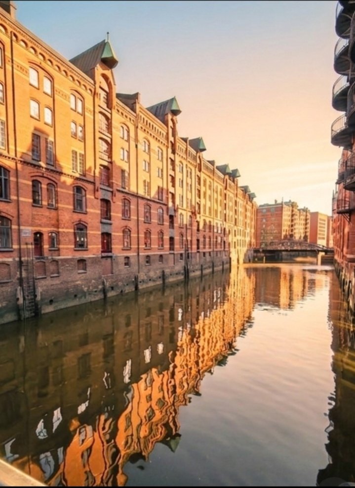 Matina_k13's tweet image. Timeless Reflections Along the Canal
#Speicherstadt
#UNESCO