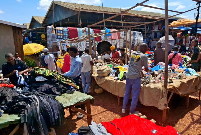 fordbee's tweet image. Trade Intel: A "Phase 3" crackdown on second-hand clothing imports is currently being briefed to major wholesalers. 📦 Pivot your capital to local textiles now or get left behind by 2027. 🏭🧤 #MadeInRwanda #TradeIntel #MarketAlert #RwOT