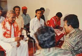 may17iyakkam's tweet photo. ஐயா 'தேனிசை' செல்லப்பா இயற்கையானாரே!
மறக்க இயலுமா அந்த மந்திர குரலை.

இளம்வயதில் தேனிசைச் செல்லபப எனும் பெயர் அறிமுகமாகும் முன்னர், அவரது குரல் தமிழீ.ழ*த்தை எமக்கு காட்டியது.
'..தமிழீழத்தின அழகு..',
'பச்சை வயலே... பனக்கடல் வெளியே...'
எனும் அவரது பாடல் எவரால் மறக்க இயலும்..
'நெருப்போடு என்னடா விளையாட்டு..'
'நஞ்சை மாலை கழுத்துகளே..'
என எம் நெஞ்சில் வீரமூட்டிய பாடல்,
'மாங்கிளியும் மரங்கொத்தியும்...' எனும் தாய்மண்ணிற்காய் ஏக்கம் நிறைந்த பாடல் குரலும்,
'.. நம்புங்கள் தமி*ழீ.ழம் நாளை பிறக்கும்..' என நம்பிக்கையூட்டிய பாடல் என அவரது கம்பீரக்குரல் தமிழ்நாட்டின் மூலைமுடுக்குகளில் ஒலிக்கும்போதெல்லாம் அங்கே தமிழ்த்தேசிய அரசியல் முழக்கம் எழுகிறதென அடையாளம் கண்டு கல்லூரி காலங்களில் தேடித்தேடி சென்று கவனித்த பொதுக்கூட்டங்கள், கருத்தரங்குகள் நினைவுக்கு வருகின்றன.

அவரது குரலில் கரும்புலிகள் உயிர்ப்பெற்று தாய்நிலத்தில் உலா வருவதாய் தோன்றும். தமிழீழ அரசியல் தமிழினத்தின் உயிரோடு கலந்ததெனில், தேனிசை செல்லப்பாவின் குரல் அந்த அரசியலுக்கு உணர்வெழுச்சியை சேர்த்தது. மேதகுவின் புகழ்பாடி அவர் இசைத்த  'ராஜகோபுரம் எங்கள் தலைவன்...' பாடல்கள் உள்ளிட்டவை என்றென்றும் எம்மை உயிர்ப்புடன் வைத்திருக்கும். மேதகுவால் வாஞ்சையோடு அரவணைக்கப்பட்ட கலைஞர். புலிப்பாடகர் என்றே அறியப்பட்ட தேனிசைச் செல்லப்பா அவர்களின் குரல் ஒலிக்காத தமிழ் நிலமில்லை எனலாம்.

'...சீருடை அணியாத போராளியாக களத்தில் நிற்பவர்..' என மேதகுவால் பாராட்டு பெற்றவர். ஐயா தேனிசை செல்லப்பா அவர்களின் இல்லத்திருமண விழாவிற்கு மேதகு நேரடியாக வாழ்த்துச் செய்தியை கொடுத்தனுப்பி இருந்தார். அத்தகைய நெருக்கத்தோடு புலிகள் சீறுடை அணியாத போராளி என பாராட்டு பெற்ற கலைஞன். தமிழ்நாட்டில் திராவிடர் இயக்க மேடைகளில் அவரது பாடல்களை கேட்டிருக்கிறேன். பாவேந்தர் பாடல்களை அவரது குரலில் கேட்பது தனி அனுபவம்.. 'கொ*லை வாளினை எடடா .. மிகக்கொடியோர் செயல் அறவே..' எனும் வரிகளை அவர் பாடுவதை நேரில் கேட்கும் சமயத்தில் பாவேந்தரையே நேரில் கண்டதாய் உணர்வோம்.

கடந்த 50 ஆண்டுகால தமிழர் அரசியலில் இரண்டர கலந்த பாசறைப் பாணர் ஐயா தேனிசை செல்லப்பாவின் குரல் என்றென்றும் தமிழர் வாழ்வில் ஒலித்துக்கொண்டிருக்கும். அவரது அரசியல் பணி, அயராத உழைப்பு, எழுச்சியான குரல், தமிழினப்பற்று காலத்தின் புத்தகங்களில் செதுக்கி வைக்கப்பட்டிருக்கும். அவரது குரலுக்கு மரணமேது. அவர் நம்முடன் வாழ்கிறார்.

சுதந்திரத் தமி*ழீழம் பிறக்கும் பொழுது அந்தக் குரல் நம்மை அங்கே வரவேற்கும்.

பாசறைப்பாணர் ஐயா தேனிசை செல்லப்பாவிற்கு மே பதினேழு இயக்கத்தின்  வீரவணக்கம்.

திருமுருகன் காந்தி
ஒருங்கிணைப்பாளர்
மே பதினேழு இயக்கம்
