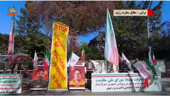 گرامیداشت مجاهدان و شورشگران سربه‌دار دربرلین مقابل سفارت رژیم آخوندی
#لغو_فوری_اعدام 
#قیام_جواب_اعدام