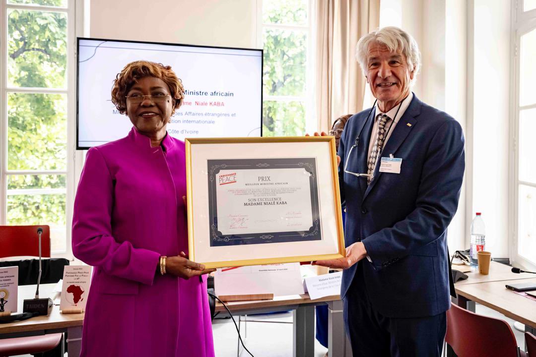 CI_Diplomatie's tweet photo. À Paris, lors de la 9ᵉ Conférence #CroissancePEACE, S.E. Mme Nialé KABA a reçu le Prix Meilleur Ministre Africain 2026.
Elle dédie cette distinction au Gouvernement ivoirien, aux femmes, aux jeunes et au Président Alassane OUATTARA.
#maecici https://t.co/7pI6vJQVDA