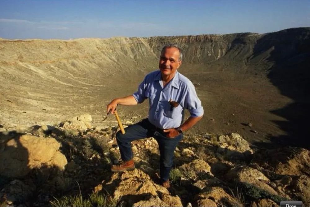 marcuschown's tweet image. To commemorate NASA's #Artemis II's historic mission to our planetary neighbour, I've put together "10 Things You May Not Know About the Moon" youtu.be/W0i2QmKN8GM Did you know, for instance, that 100 billion people are buried on the Earth but one man is buried on the Moon?