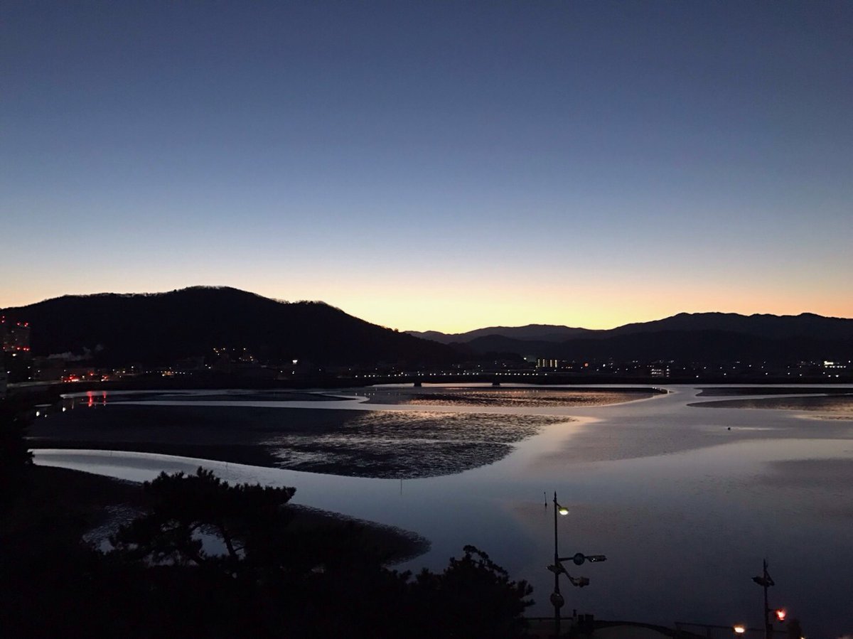 w_city_kanko's tweet photo. ✨絶景の宝庫　和歌の浦✨
― 日本遺産　認定の日 ―

今年3月には和歌浦の妹背山にある観海閣が
江戸後期の姿にならい、木造で見事に復元されました👏

万葉の歌人たちをも魅了した景勝地、和歌の浦。
GWの旅先として、ぜひ候補に加えてみてください🎶

🌇 詳細はこちら
https://t.co/L4hMPu20kx https://t.co/cmHp2kaKd7