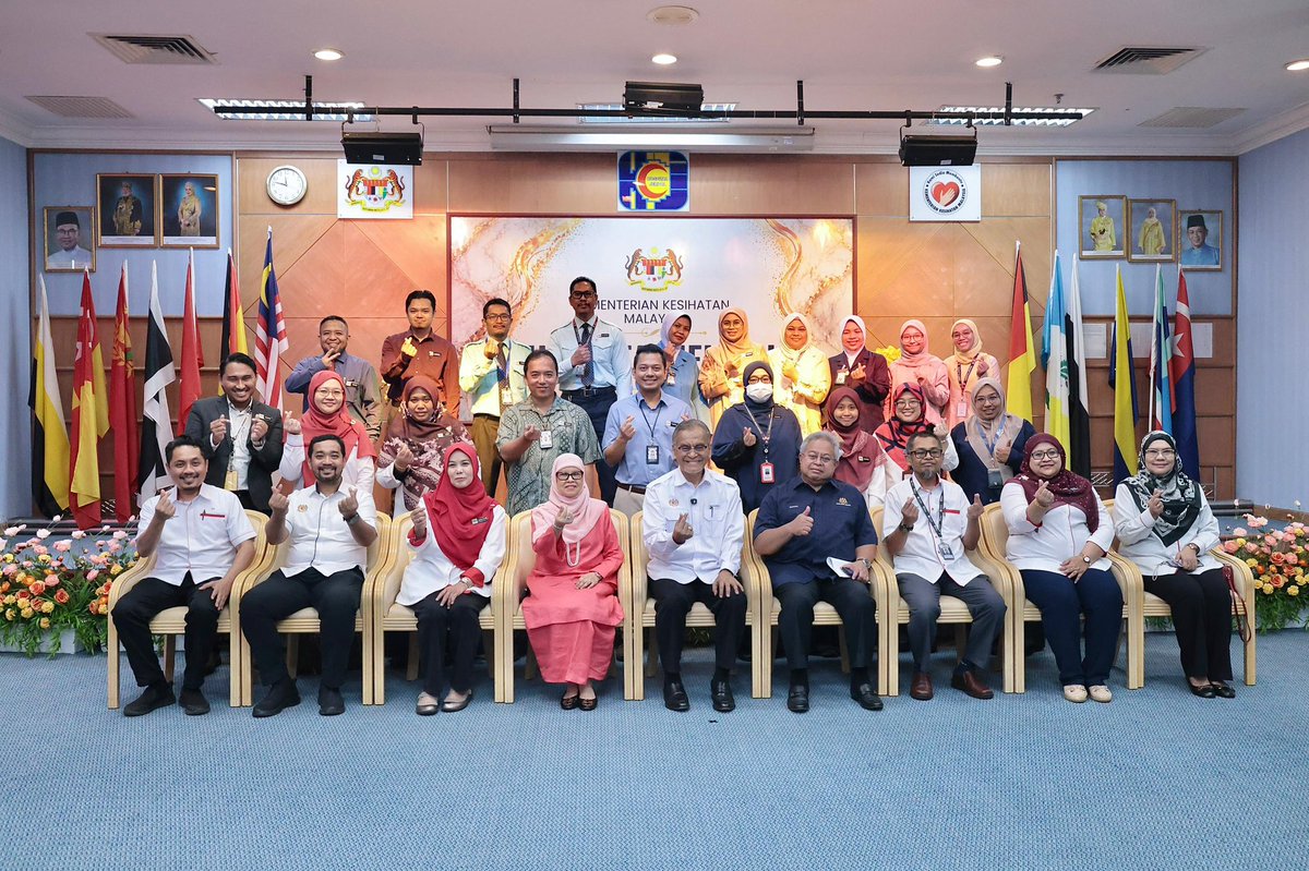 KKMPutrajaya's tweet photo. YB Datuk Seri Dr. Dzulkefly Ahmad, Menteri Kesihatan telah meneruskan lawatan kerja ke Negeri Sembilan dengan mengadakan lawatan ke lokasi kedua iaitu Hospital Jempol pada hari ini.

Ketibaan YB Menteri Kesihatan telah disambut oleh Pengarah Hospital Jempol, YBrs. Dr. Zul Iskandar bin Zainudin, sebelum dibawa meninjau sekitar hospital bagi melihat secara dekat kemudahan fasiliti serta perkhidmatan kesihatan yang disediakan kepada pesakit. Lawatan ini bertujuan menilai keperluan penambahbaikan dalam usaha memperkukuh kualiti penyampaian perkhidmatan kesihatan di hospital berkenaan.

Seterusnya, YB Menteri Kesihatan telah diberikan taklimat berhubung aspek pengoperasian serta perkembangan projek pembangunan Hospital Jempol. Hospital yang berkeluasan 29.32 ekar ini mula dibina pada Disember 2001 dan mula beroperasi pada 1 Disember 2005. Kini, hospital ini mempunyai kapasiti 108 katil dengan kekuatan 299 orang kakitangan, serta menyediakan perkhidmatan kesihatan kepada lebih 129,000 penduduk di kawasan sekitarnya.

Sebagai sebuah hospital Jenis 3, Hospital Jempol yang terletak di bawah kluster Hospital Tuanku Ampuan Najihah (HTAN) Kuala Pilah menawarkan pelbagai perkhidmatan kesihatan komprehensif merangkumi Perubatan Am; Kecemasan & Trauma; Pembedahan Am; Anaesthesiology; Orthopedic; Pediatric; O&G; Oftalmologi; Radiologi; Patologi & Tabung Darah; Dermatology; Nefrologi; dan Forensik. 

Turut hadir, YB Dato' Hajah Tengku Zamrah Binti Tengku Sulaiman, Exco Kesihatan, Perpaduan, Penerangan, Integrasi Nasional dan NGO Negeri Sembilan; YB Dato’ Haji Shamshulkahar bin Mohd Deli, Ahli Parlimen Jempol dan YBrs. Dr. Suriyati binti Abd Aziz, Timbalan Pengarah Kesihatan Negeri (Kesihatan Awam) Jabatan Kesihatan Negeri Sembilan.