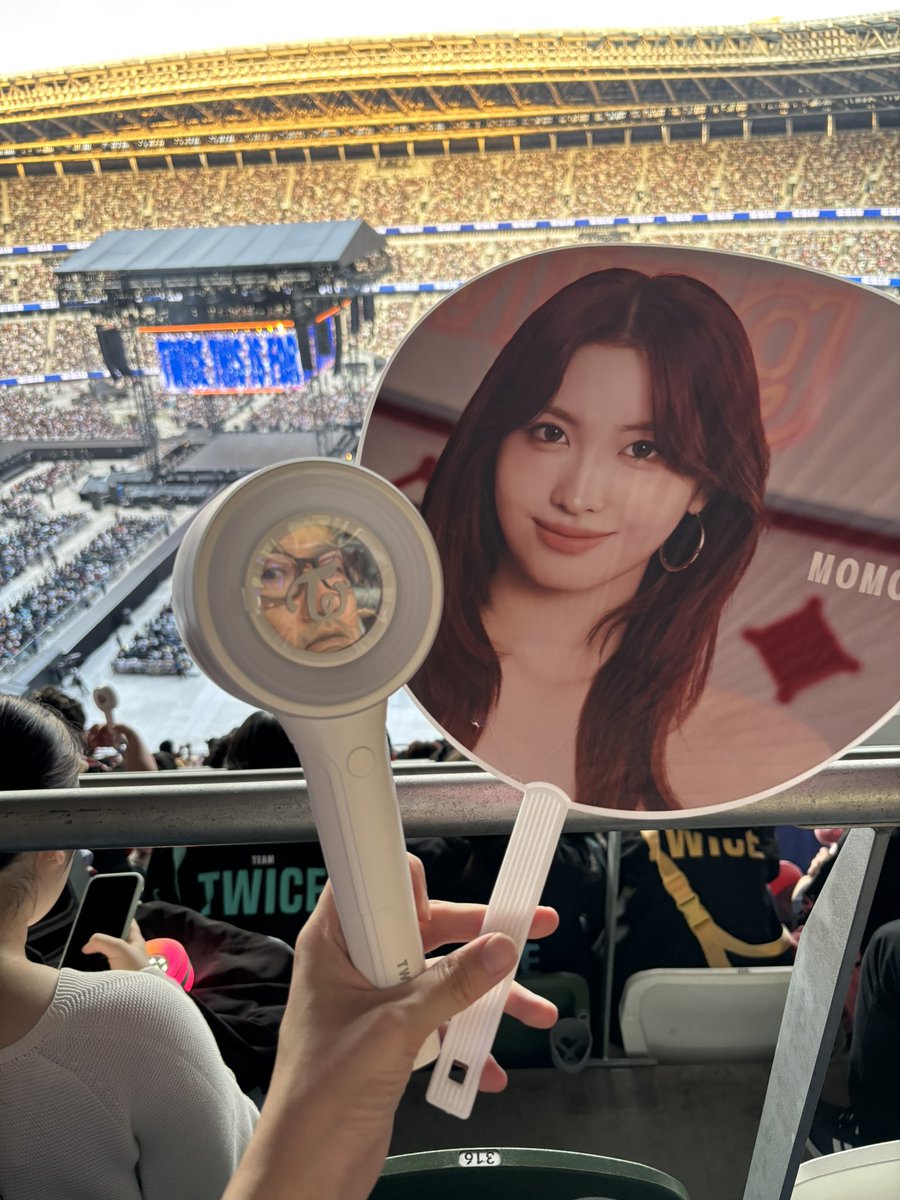Momo tweet media